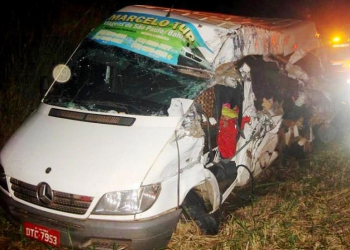 Colisão entre carreta e van que saiu de Araci deixa três mortos e onze feridos em Jequié