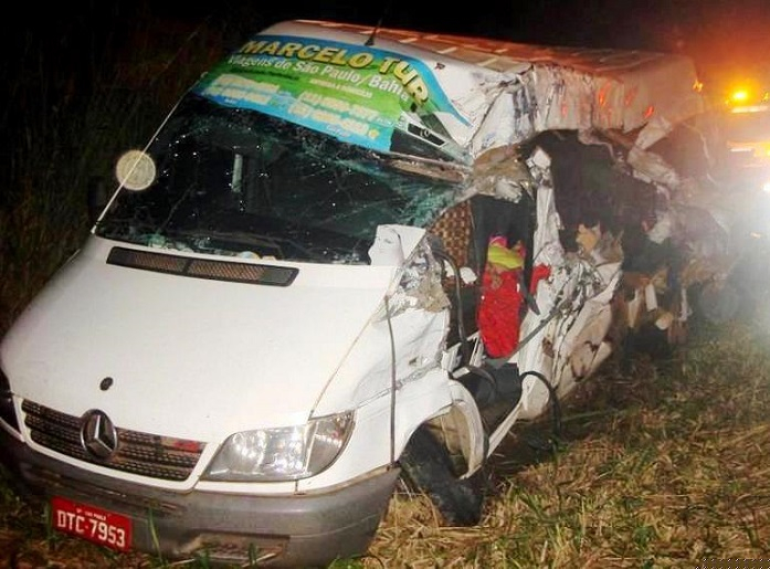 Colisão entre carreta e van que saiu de Araci deixa três mortos e onze feridos em Jequié