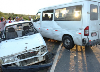 Coité – Duas pessoas feridas numa colisão envolvendo Van e Fiorino na BA 409