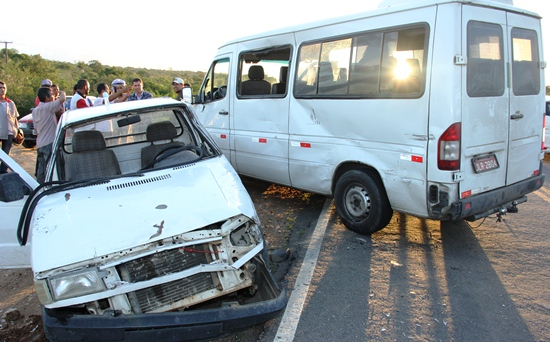 Coité – Duas pessoas feridas numa colisão envolvendo Van e Fiorino na BA 409