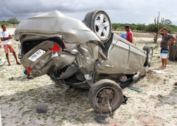 Coité – Carro sai da pista bate em muro e capota dentro de roça deixando três feridos – VEJA O VIDEO