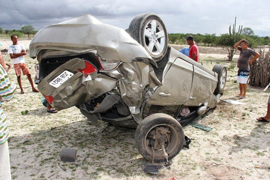 Coité – Carro sai da pista bate em muro e capota dentro de roça deixando três feridos – VEJA O VIDEO