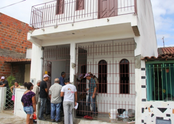 Riachão do Jacuípe – Aposentado ateia fogo em residência e se tranca no primeiro andar com uma faca tipo peixeira.