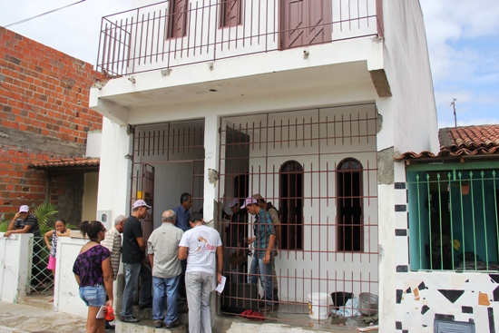 Riachão do Jacuípe – Aposentado ateia fogo em residência e se tranca no primeiro andar com uma faca tipo peixeira.