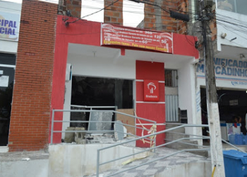 Assaltantes ‘trancam’ policiais e explode caixas eletrônicos em Antonio Cardoso