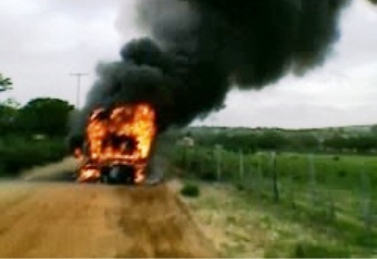 Ônibus escolar pega fogo em Ribeira do Amparo