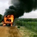 Ônibus escolar pega fogo em Ribeira do Amparo