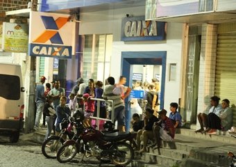 Coité – Mesmo com esclarecimentos que a Bolsa Família não vai acabar,beneficiários lotaram a Caixa também no domingo