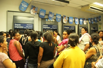 Coité – Mesmo com esclarecimentos que a Bolsa Família não vai acabar,beneficiários lotaram a Caixa também no domingo