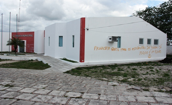 Paredes da Câmara Municipal de Coité são pichadas