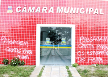 Paredes da Câmara Municipal de Coité são pichadas