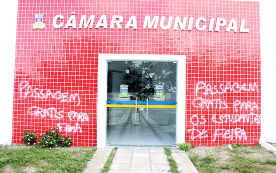 Paredes da Câmara Municipal de Coité são pichadas