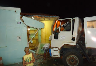 Mairi – caminhão colide contra uma casa e destrói parte da frente; Ocupante do veículo sofreu ferimentos