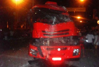 Carreteiro perde controle e invade loja em Valente