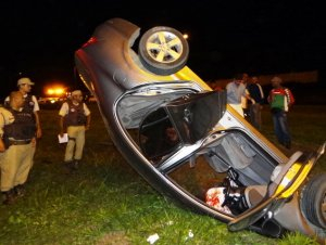 Acusado de assaltos é baleado e capota veículo durante fuga na BR-324