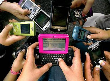 Mais de 90% dos jovens britânicos preferem ficar sem sexo a estar sem celular