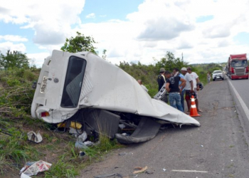 Colisão frontal entre Kombi e Siena na BR 116 deixa dois mortos e um gravemente ferido