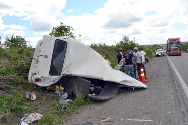 Colisão frontal entre Kombi e Siena na BR 116 deixa dois mortos e um gravemente ferido