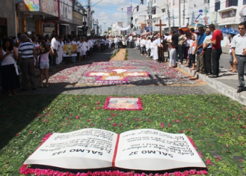 Católicos participam de Missa e Procissão no dia de Corpus Christi