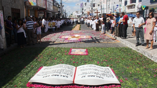 Católicos participam de Missa e Procissão no dia de Corpus Christi