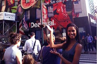 Top Model natural de Baixa Grande tem foto exposta em Mega Out Door no centro de Nova York