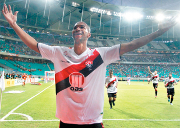 São-dominguense Dinei entra na história do Leão e é o maior artilheiro do clube em clássicos