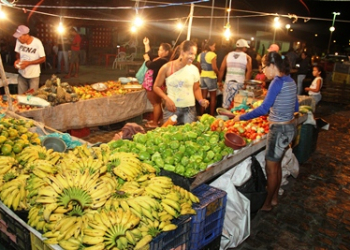 Comunidade rural da região do sisal mantém tradição de feira livre a noite