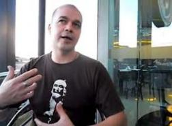 Fã de Raul Seixas, padre excomungado pensa em seguir carreira política