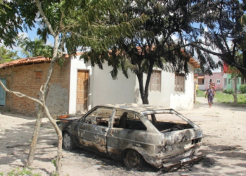 Jovem tem surto psicótico, incendeia e depedra carros e destelha casas em Coité