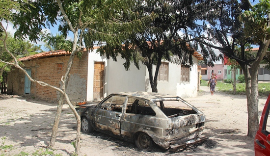 Jovem tem surto psicótico, incendeia e depedra carros e destelha casas em Coité