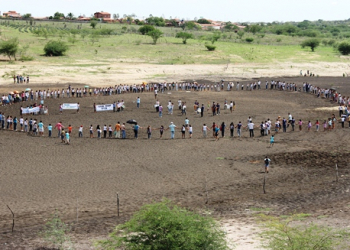 Sobre a lama seca do açude, população de São Domingos de mãos dadas pede urgência a limpeza do principal manancial