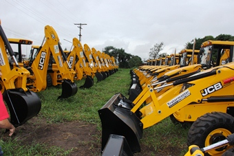 Mais 100 Municípios recebem máquinas para ações de convivência com a seca