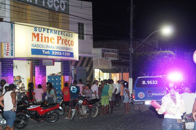 Dois bandidos assaltam supermercado no centro de Retirolândia