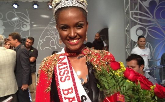 Depois de polêmica, vencedora do Miss Bahia 2013 é universitária, negra e de Salvador