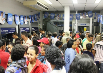 Coité – Informações trucadas sobre pagamento do Bolsa Família leva centenas de pessoas a agencia da Caixa que fica tumultuada