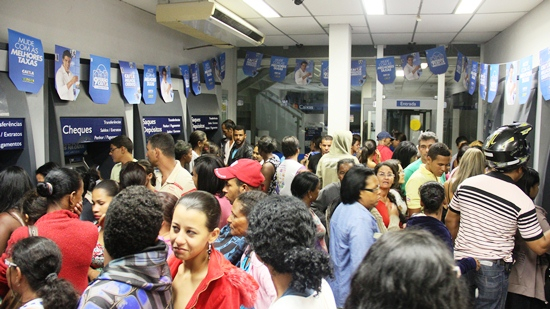 Coité – Informações trucadas sobre pagamento do Bolsa Família leva centenas de pessoas a agencia da Caixa que fica tumultuada