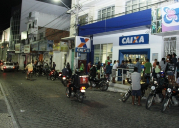 Coité – Informações trucadas sobre pagamento do Bolsa Família leva centenas de pessoas a agencia da Caixa que fica tumultuada