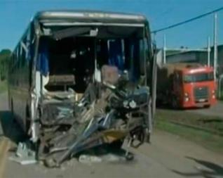 Acidente entre ônibus da banda Rasta Chinela e carreta deixa 12 músicos feridos
