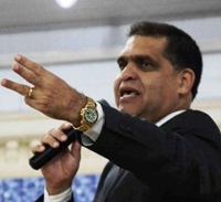 Fiel diz que pastor Marcos Pereira a mantinha morando em igreja sem poder ler jornais e ver TV