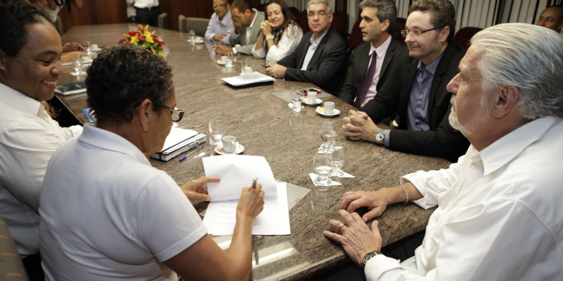 Governo do Estado e sindicatos fecham acordo salarial de servidores