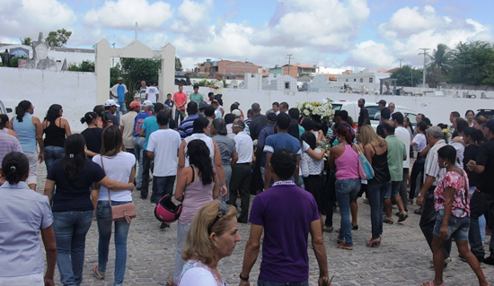 Corpos de jovens envolvidos em acidente próximo a Valente são sepultados em Coité