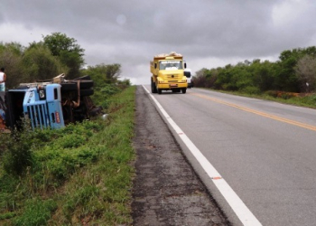 Carreteiro sai ileso após tombamento de veículo próximo a Tucano