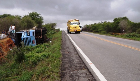 Carreteiro sai ileso após tombamento de veículo próximo a Tucano