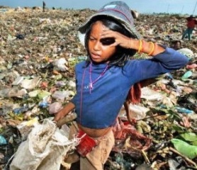 Menina trabalhando no lixão.
