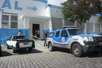 Jovem tem surto psicótico, incendeia e depedra carros e destelha casas em Coité