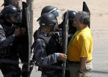 Idoso “enfrenta” PM em manifestação, e imagem vira capa do The New York Times.