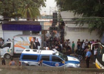 Robyssão chega atrasado em show, canta apenas cinco músicas e populares promovem quebra-quebra