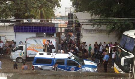 Robyssão chega atrasado em show, canta apenas cinco músicas e populares promovem quebra-quebra