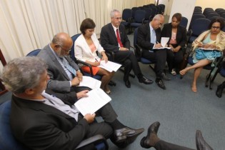 Assinatura de acordo entrGoverno e professores