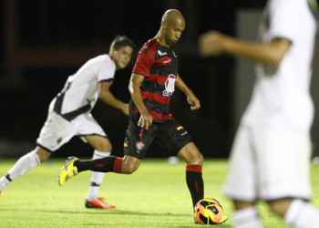 São-dominguense Dinei marca dois contra o Vasco; Vitória assume liderança